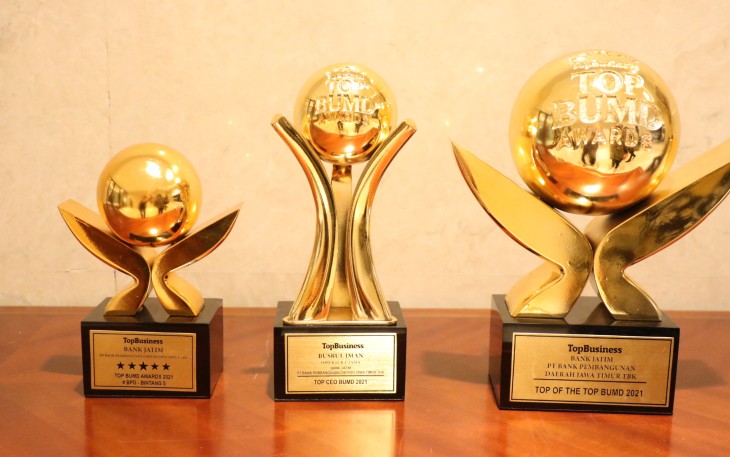 Bank Jatim dan Pemprov Jatim Borong Penghargaan di Ajang TOP BUMD Award 2021