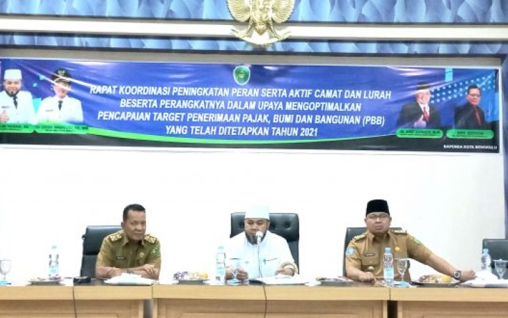 Walikota Bengkulu Helmi Hasan melakukan evaluasi terhadap Camat dan Lurah terkait capaian pajak bumi dan bangunan (PBB) yang terhitung masih di angka 82 persen (Januari-Oktober 2021).