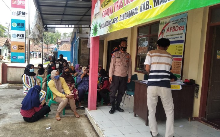 Kapolsek Cingambul-Polres Majalengka, Melalui Kanit Binmas  Monitoring Gebyar Vaksinasi Covid-19 Tahap I dan II di Desa Manis