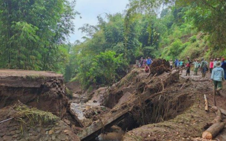 Kampung Pelag Tak Terisolasi Lagi, Warga Bersama TNI-Polri Gotong Royong Bangun Jembatan Sementara