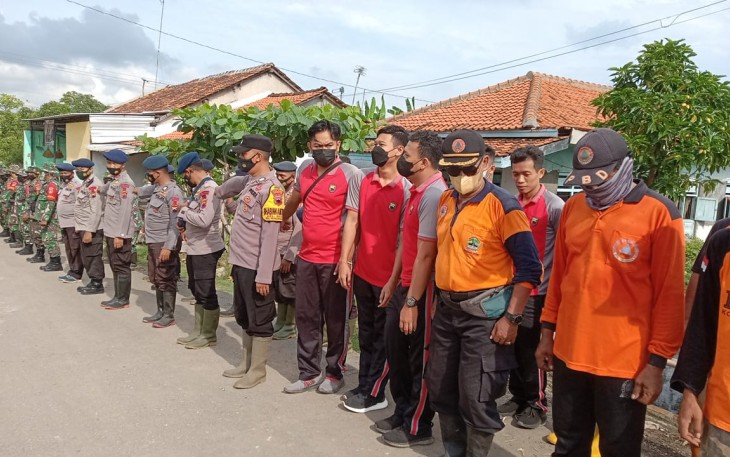 Jajaran Polres Kota Pekalongan ikuti apel sebelum bakti sosial membersihkan Enceng gondok Rabu 3/11/2021