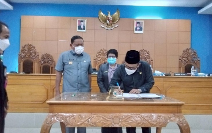 Bupati Bengkulu Utara (BU) Ir.H Mian hadiri Sidang Paripurna dalam Rangka penyampaian kata Akhir Fraksi DPRD BU