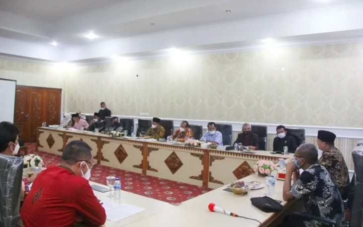  Gubernur Bengkulu Rohidin Mersyah Meminta Agar Pihak PT. Pamor Ganda Dapat Memenuhi Tuntutan Masyarakat Dari 3 Desa Penyanggah HGU