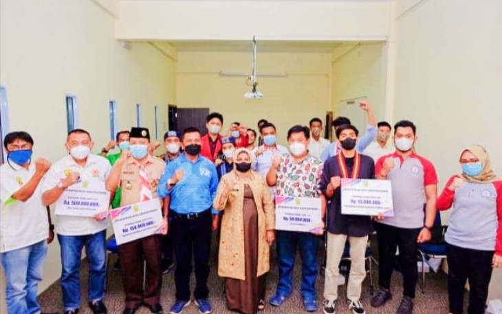 Walikota Tanjungpinang, Hj. Rahma, S.IP menyerahkan bantuan hibah operasional di lingkungan Pemerintah Kota Tanjungpinang, yang dilaksanakan di Dispora center Tanjungpinang, Kompleks Pinglang Mas