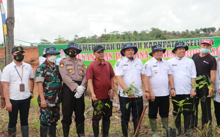 Bupati Seluma Erwin Octavian, SE bersama Wabup Drs. Gustianto dan Sekda H. Hadianto, SE, MM, M.Si tanam perdana pohon buah di Hutan Kota Kabupaten Seluma.