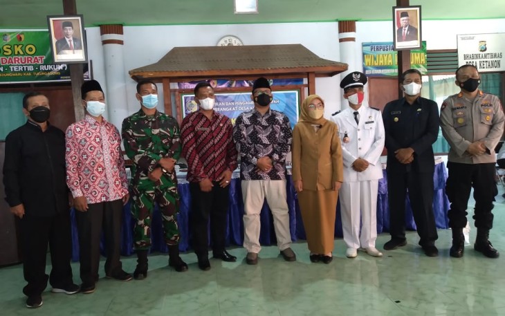 Bertempat di Balai Desa Ketanon Kecamatan Kedungwaru pada Hari Jumat (19/11/2021) telah dilaksanakan Pengambilan Sumpah Jabatan dan Pelantikan Perangkat Desa baru desa Tanon atas nama Zahrani Amalia dengan jabatan Kaur Keuangan