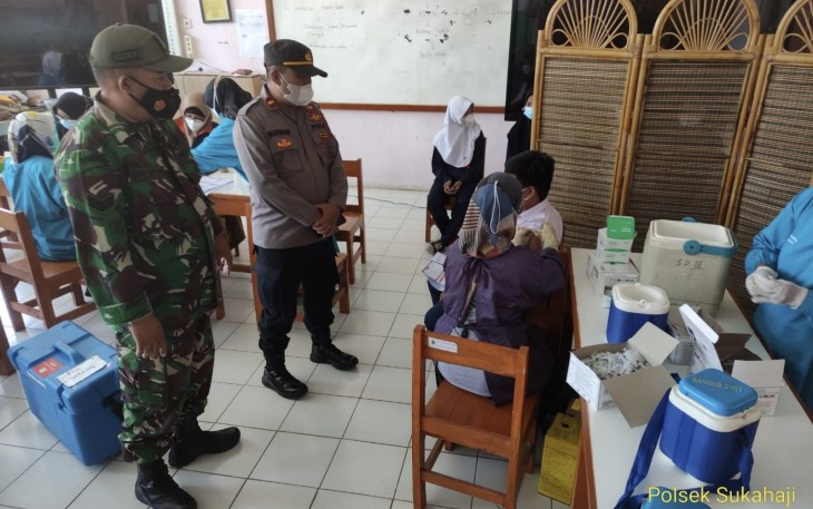 Waka Polsek Sukahaji Pantau Pelaksanaan Vaksinasi Covid-19 Tahap I di SMPN 1 Sukahaji