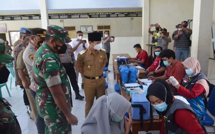 Bupati Trenggalek, Mochamad Nur Arifin, bersama Forkopimda saat meninjau pelaksanaan vaksinasi di Balai Desa Prambon Kecamatan Tugu, Selasa (21/2021). ( Foto - Hardi Rangga, klikwarta.com)