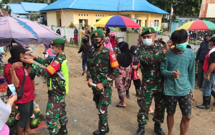 Babinsa Koramil 1417-09/Sampara Laksanakan PPKM Skala Mikro Di Pasar Tradisional