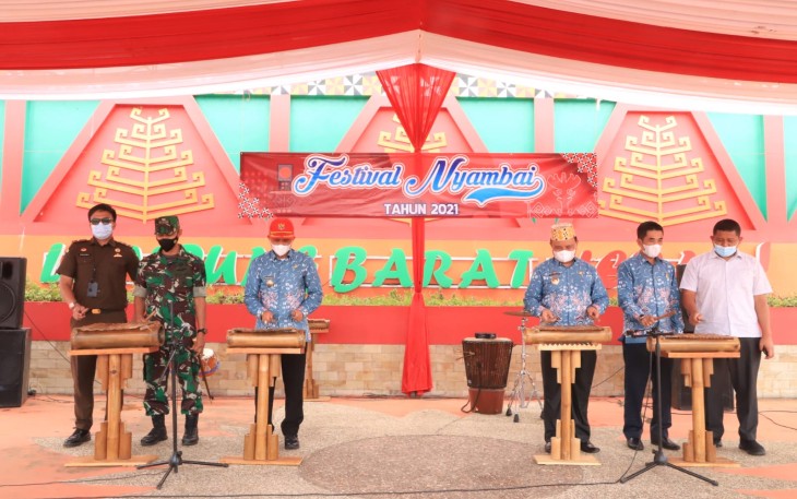 Pembukaan Festival Nyambai itu di tandai dengan pemukulan gamelang Pekhing oleh Bupati Lambar Hi. Parosil Mabsus, Wakil Bupati Lambar Drs. Mad Hasnurin dan Unsur Forkopimda
