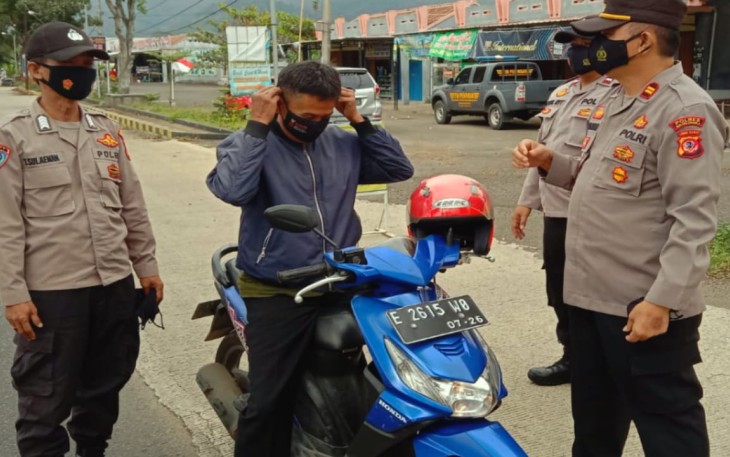 Polsek Cingambul Gelar Operasi Yustisi Sampaikan Pesan Prokes dan Bagi Masker 
