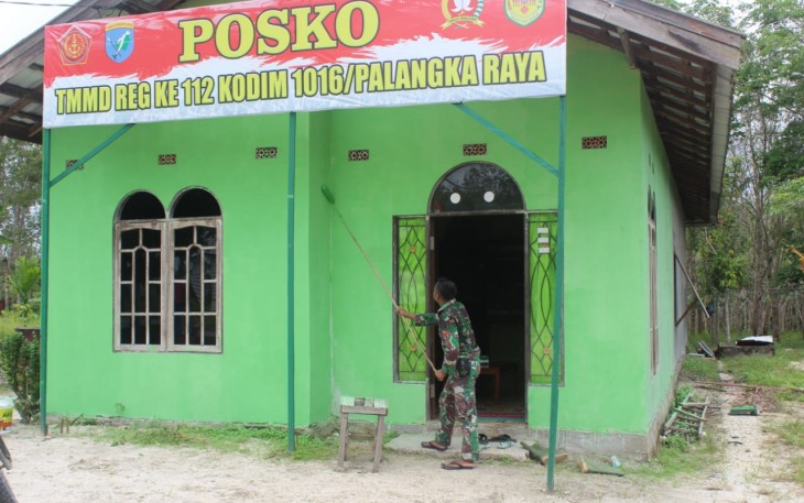 Personel Satgas Lakukan Pengecatan Posko TMMD Reguler Ke 112 