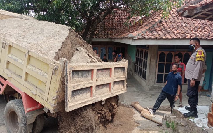 Peduli Rumah Ibadah, Kanit Binmas Polsek Kasokandel Sumbang Pasir Untuk Pembangunan Mushola