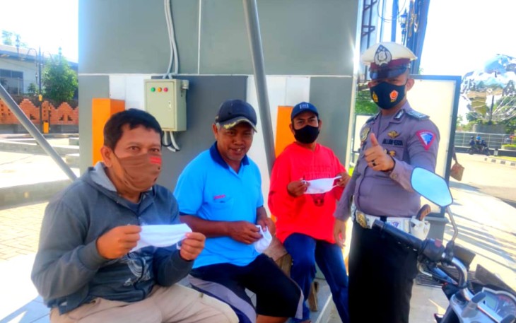 Kapolres Majalengka-Polda Jabar, Satlantas Selalu Mengedukasi Terkait Prokes Secara Humanis Juga Bagikan Masker
