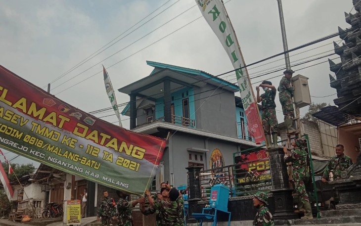 Satgas TMMD Pasang Banner Selamat Datang Tim Wasev