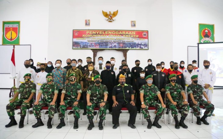 Foto bersama peserta pencak silat dan Danrem 071 beserta jajarannya di Gedung pertemuan A Yani Makorem 071. Kamis 25/11/2021