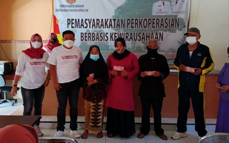 Kades Harjosari, Kang Tarso (kedua dari kiri), saat memberikan Banpres BPUM secara simbolis kepada warga.