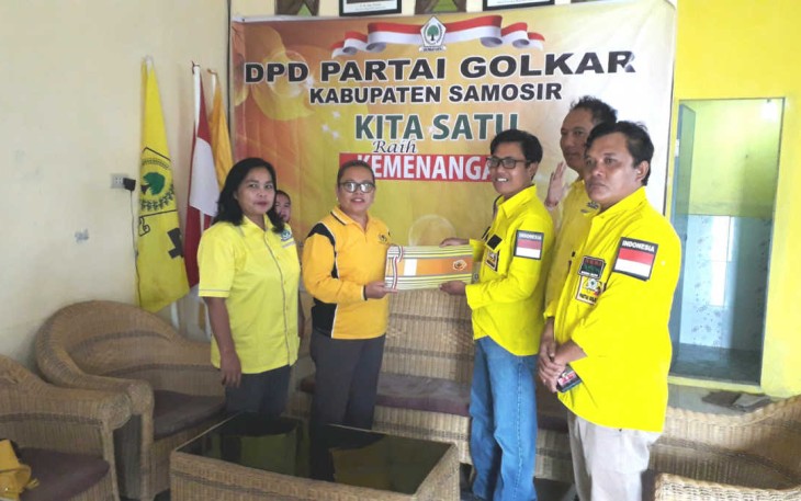 Ketua DPD Partai Golkar Samosir serahkan SK MKGR kepada KSB Pengurus