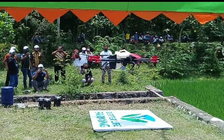 Petani di Desa Tumpukan, Karangdowo Menggunakan Drone Sebagai Alat Semprot Hama Pertanian