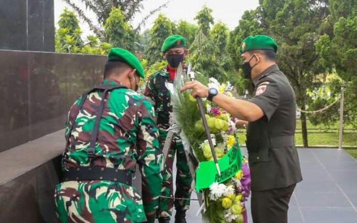 Jelang Peringati Hari Juang TNI AD Tahun 2021, Korem 071/Wijayakusuma Ziarah Makam Pahlawan