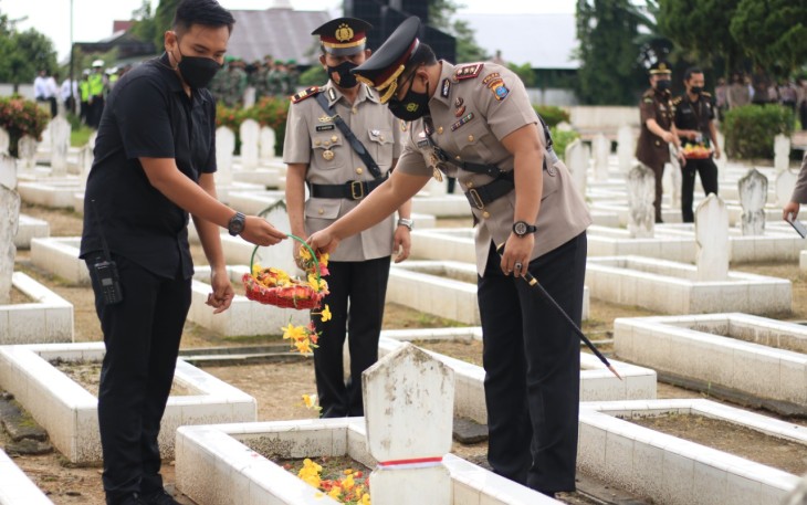 Kapolres Tebing Tinggi Pimpin Upacara Penghormatan di Taman Makam Pahlawan 