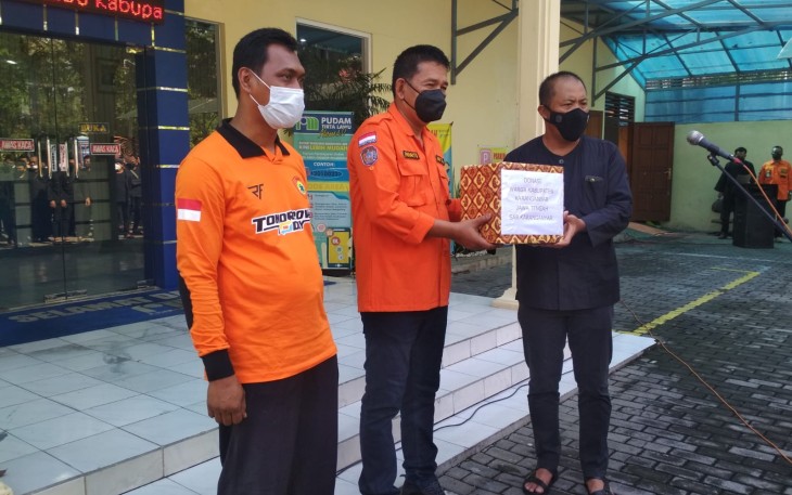 Penyerahan bantuan secara simbolis dari Bupati Karanganyar Juliyatmono kepada Komandan SAR Kabupaten Karanganyar Prihanto, pada Kamis (9/12/2021) pagi, di halaman Kantor Pudam Tirta Lawu, untuk membantu korban terdampak bencana erupsi Gunung Semeru di Lumajang, Jawa Timur.