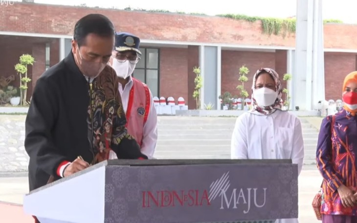 Presiden RI Joko Widodo menandatangani prasasti peresmian Bandara Ngloram Cepu kabupaten Blora Jawa Tengah.