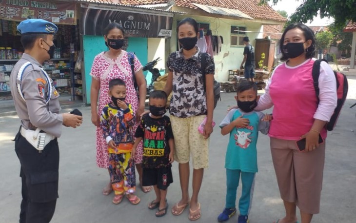 Kapolsek Kasokandel-Polres Majalengka, Tak Berhenti melakukan Himbauan PROKES dengan Sambagi Warga