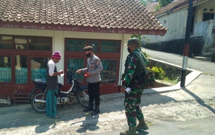 Kapolsek Cingambul-Polres Majalengka, Melaksanakan Ops Yustisi Dengan Personil Tiga Pilar Bersinergi, Guna Kedisiplinan Warga Agar Tetap Patuhi Prokes