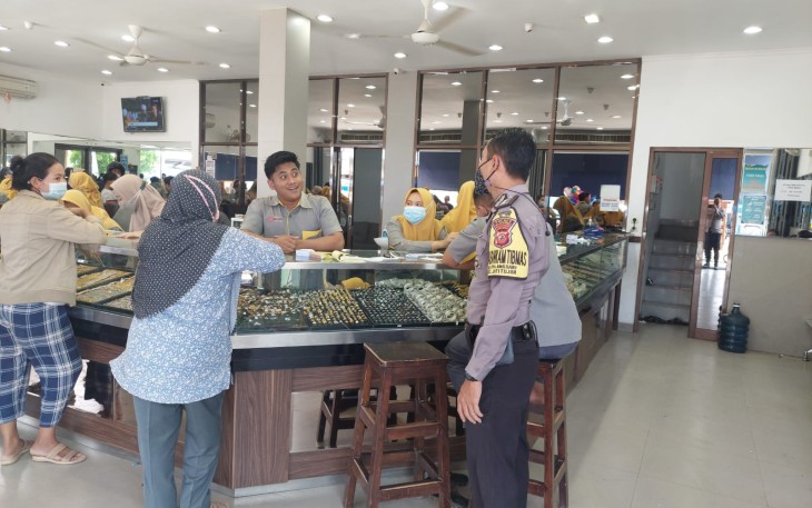Sambang Toko Emas, Bhabinkamtibmas Polsek Jatitujuh Berikan Imbauan Kamtibmas dan Prokes
