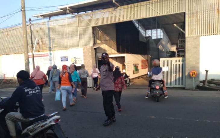 Berikan Kenyamanan, Bhabinkamtibmas Polsek Dawuan Laksanakan Gatur Lalu Lintas Depan Pt. Leetex