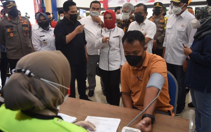 Menteri BUMN Erick Thohir, Menteri Sekretariat Negara Pratikno, Menteri Perhubungan Budi Karya Sumadi dan Direktur Utama Pertamina Nicke Widyawati meninjau langsung kegiatan Vaksinasi Merdeka yang diselenggarakan di Gedung PEM AKAMIGAS, Cepu, Blora, Jawa Tengah