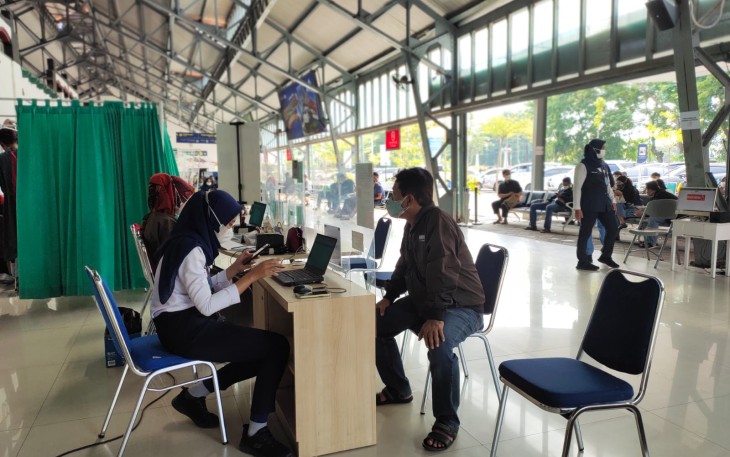 Petugas  sedang melayani calon penumpang kereta api di stasiun Tawang Semarang.