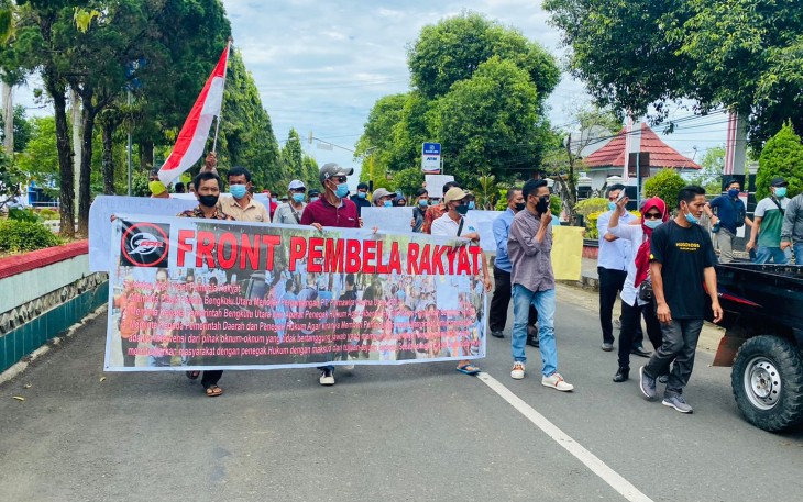 Puluhan Warga Desa Penyanggah PT PDU Lakukan Aksi Demonstrasi di Kantor Bupati