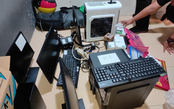 Sejumlah barang bukti komputer beberapa kartu ATM  tujuh buah telepon seluler, modem WiFi, CCTV serta sejumlah kartu perdana