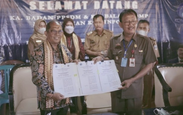 Pemerintahan Daerah Kabupaten Pesisir Barat (Pemkab Pesibar) menandatangani Memorandum of Understanding (MoU) dengan Badan Penelitian dan Pengembangan Sumber Daya Manusia (BPPSDM) Kementerian Kominfo RI