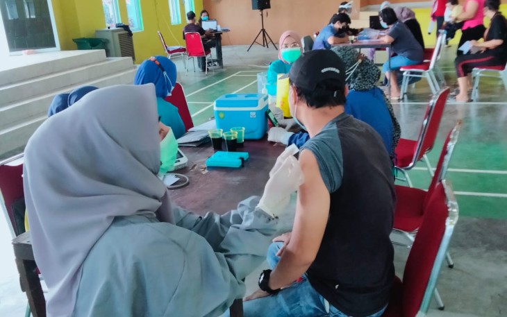 Masyarakat Kelurahan Kota Baru Kabupaten Bintan Lakukan Vaksin Tahap II