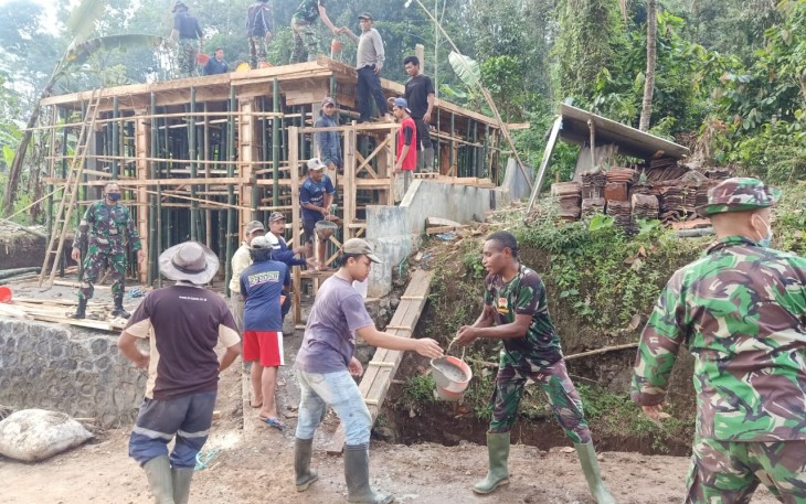 Gotong Royong TNI dan Warga Tuntaskan Pengecoran Mushola di TMMD 112 Tulungrejo