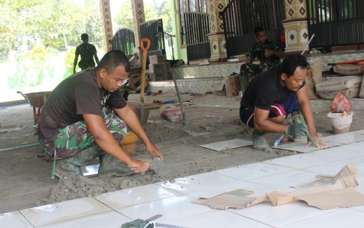 Satgas TMMD Pasang Keramik Bagian Luar Masjid Al Ikhlas
