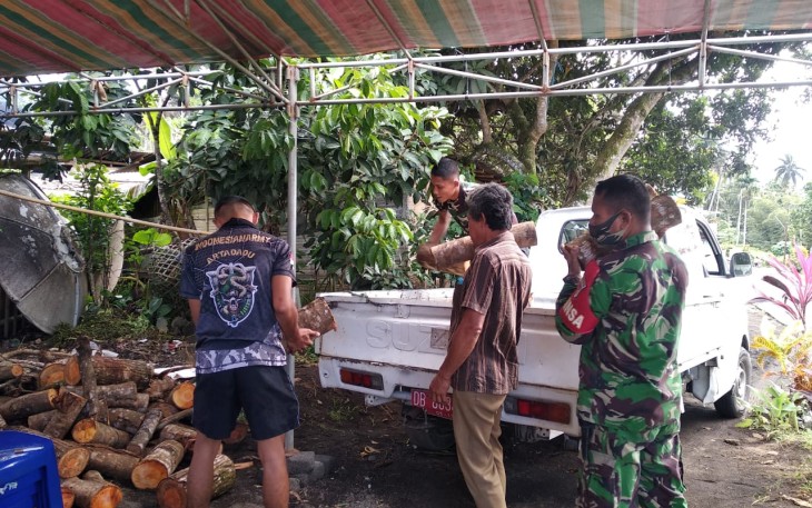 Personil satgas TMMD kodim Bitung bantu warga angkat kayu