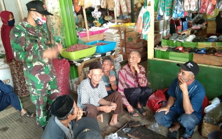 Babinsa Koramil 09/Blado jajaran Kodim 0736/Batang, melaksanakan Komunikasi Sosial (Komsos) dengan para pedagang di area Pasar Kecamatan Blado