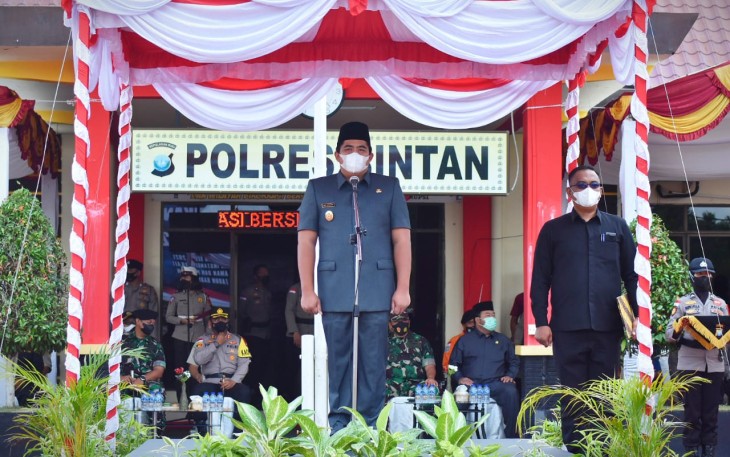 Plt Bupati Bintan Roby Kurniawan menjadi Inspektur Upacara (Irup) dalam pelaksanaan apel Operasi Lilin Seligi 2021 di Mapolres Bintan, Kamis (23/12) pagi