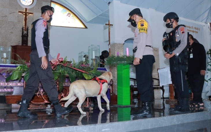 Petugas kepolisian Polres Karanganyar tengah  melakukan kegiatan  pengamanan di salah satu gereja di Kabupaten  Karanganyar dalam Operasi Lilin Candi 2021. (Foto : Istimewa/Humas Polres Karanganyar)