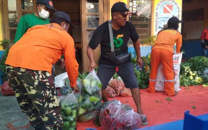 Persiapan pendistribusian sumbangan sayur mayur, buah - buahan dan sejumlah paket sembako, di Mako SAR Kabupaten Karanganyar.