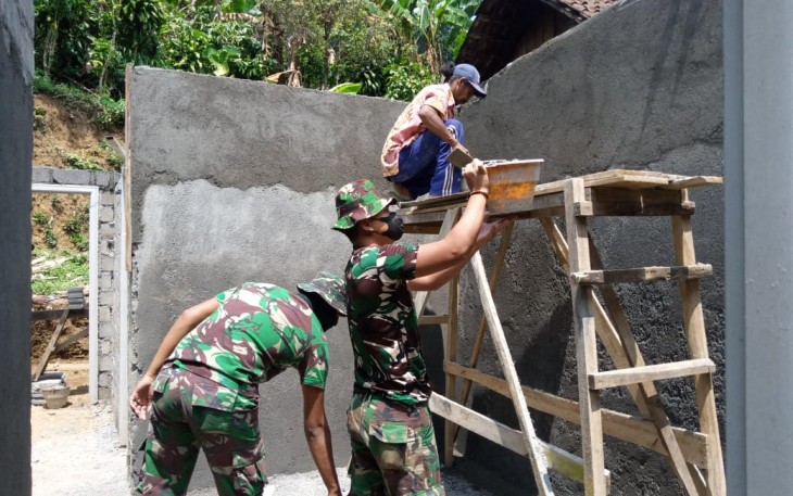 Demi warga, Satgas TMMD Jadi Kuli Bangunan