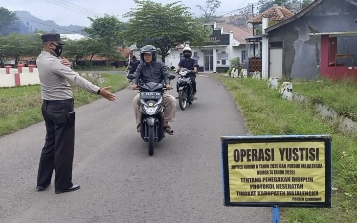 Polsek Cigasong Bagikan Masker Gratis ke Pengguna Jalan 