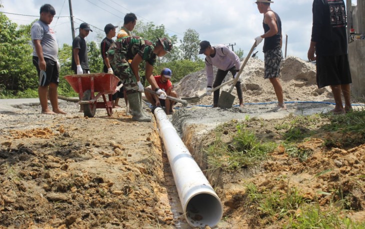 Satgas TMMD dan Warga Kampuri Gotong-Royong Pengecoran Jalan Masjid Al Ikhlas