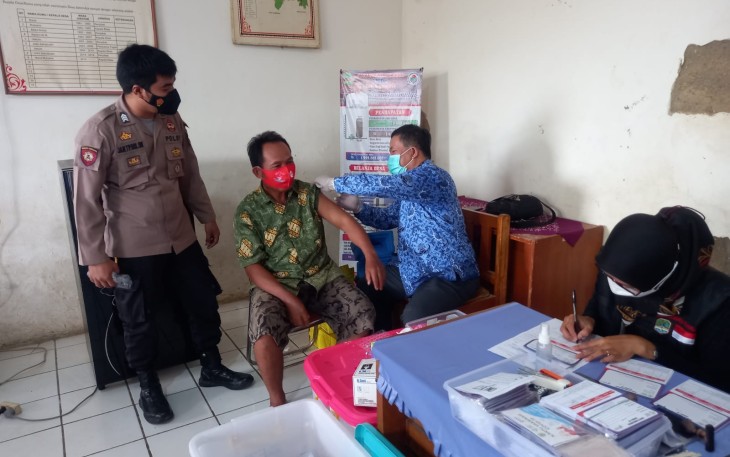 Tekan Penyebaran Covid-19 Polsek Kasokandel Terus Lakukan Pemantauan Gerai Vaksinasi 