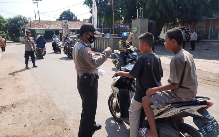 Anggota Polsek Dawuan Polres Majalengka melaksanakan Ops Yustisi dengan memberikan himbauan prokes sekaligus membagikan masker terhadap pengguna kendaraan