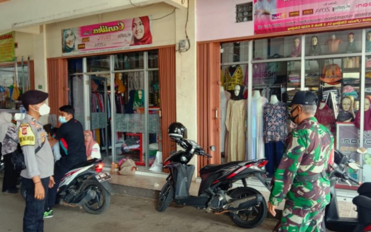 Kapolsek Cingambul-Polres Majalengka, Mantap !! Polisi dan TNI Bersinergi Laksanakan Patroli Dialogis di Tempat Perekonomian